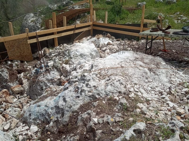 מקווה במעוז צבי - נבנה על גבי סלעים ללא יסודות