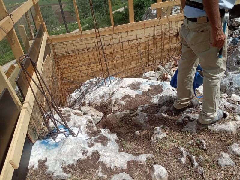 מקווה במעוז צבי - נבנה על גבי סלעים ללא יסודות