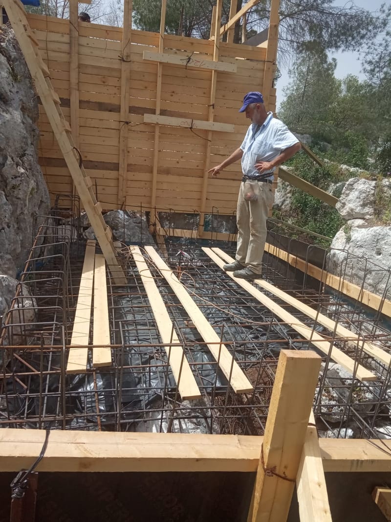 מקווה במעוז צבי - נבנה על גבי סלעים ללא יסודות