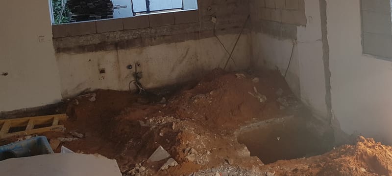 חפירה בתוך מבנה קיים חיזוק היסודות לצורך הוספת קומה