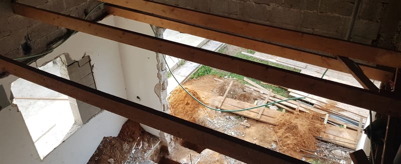 חפירה בתוך מבנה קיים חיזוק היסודות לצורך הוספת קומה