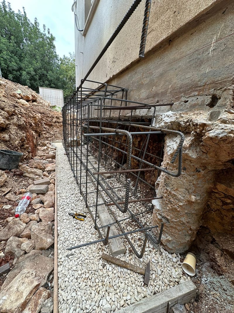 שיקום יסודות במבנה סדוק 