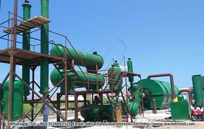What is the advantage and disadvantage of using pyrolysis technology to convert plastic to oil?
