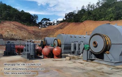 What material is better for long service life of the pyrolysis reactor?