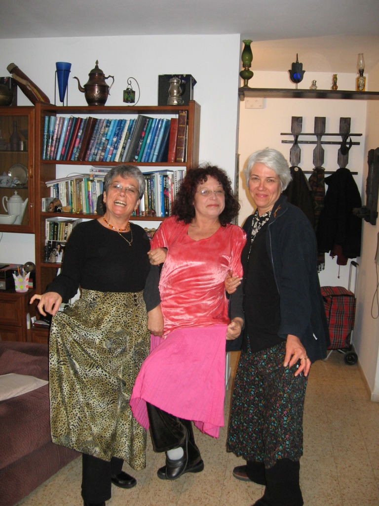 לפני הביקור בטיש במאה שערים מחופשות לדתיות
