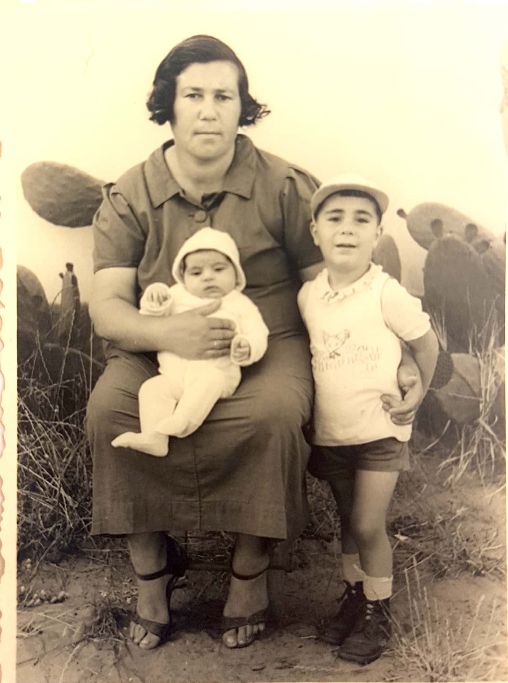 זהבה גבזה-כהן עם ילדיה יעקב ושרקה - רעננה 1934