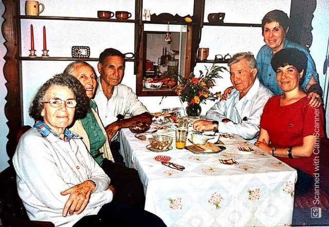 בעיינות יעל ומשה עם הדסה ורדי משמאל מימין אהרון וחנה עם ליליאן