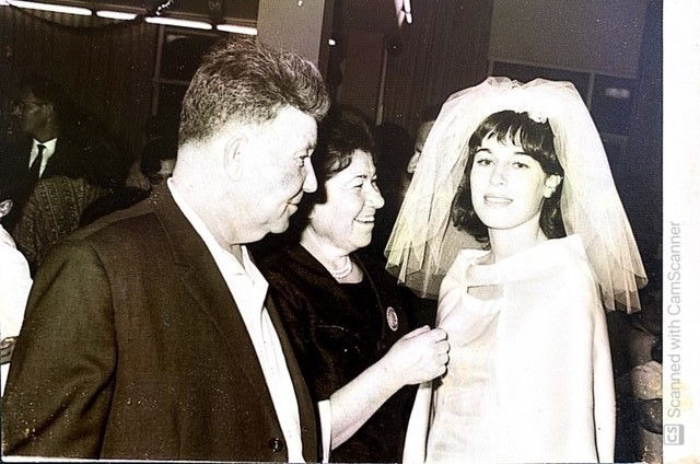 בחתונה של אמירה עם הדודים אהרון והדסה