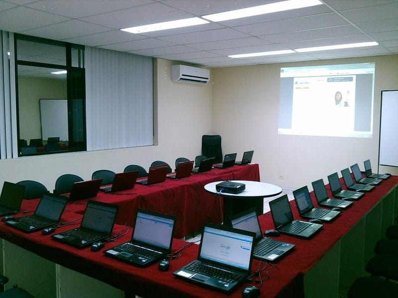 Renta de Aulas Multimedias