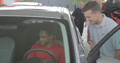 Student who started walking from midnight in order to get to his new job by 8 a.m. is gifted a new car by his CEO (pictures)