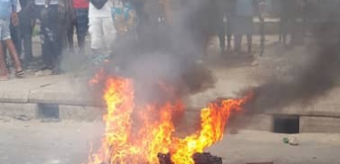 Armed robber set ablaze after shooting lady dead outside a bank in Lagos