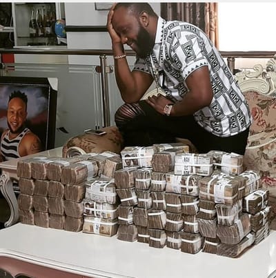 KCee called out after he shows off wads of cash following Soso Soberekon's claim that Five Star music label has fallen to One star