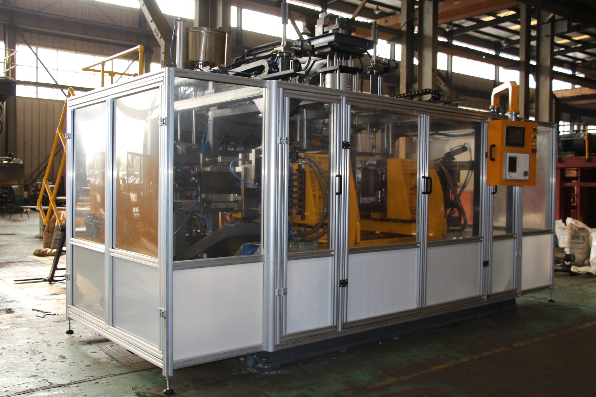 Choose a fully automatic extrusion blow molding machine to understand from many aspects