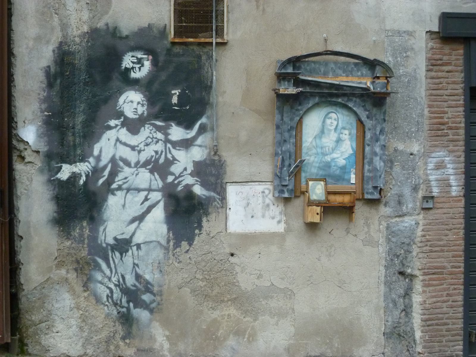 Madonna con la pistola