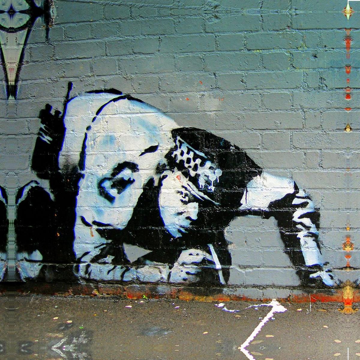 Policeman snorting cocaine (3)