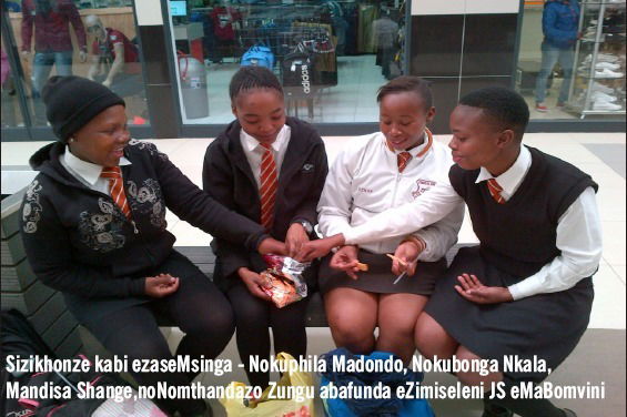 Sizikhomze kabi ezaseMsinga Newspaper: Nokuphila Madondo, Nokubonga Nkala, Mandisa Shange and Nomthandazo Zungu abafundi baseZimiseleni JS eMaBomvini