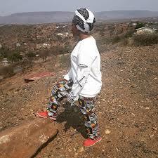 Njengoba ngimi phezu kwalentaba ngibukela phansi laphaya eTugela Ferry