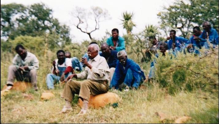 UMnu Petrus Majozi owalwa impi yaseNgongolo eyayiphakathi kwaMachunu nabaThembu  ngowe-1944 nowedlule emhlabeni ngonyaka wezi-2000  ekhuluma emhlanganweni wendawo. UMnu uMajozi wadlala enkulu indima ekuthelelaneni amanzi phakathi kwalezizwe zombili