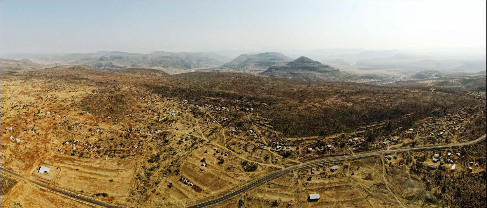 Intaba iNgongolo ewumngcele phakathi kwamaChunu nabaThembu ngemuva la kungathi izintaba zisasibhakabhaka ngombala
