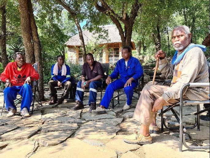 Abaqikelele inhlalonhle phakathi kwabaThembu namaChunu: uMnu Mfanunjani Mchunu, induna yase Ncunjane, uMnu Mdidyeli Mbatha (wasebaThenjini), uMnu Mvezelwa Mchunu no Mnu Mhambiseni Mncube (basemaChunwini), kanye noMnu Dayimani Dladla waseBathenjini