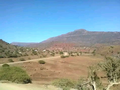 Taken from kwaTembe: Intaba uPhakwe mhla ligeze ngencokazi. Laphaya umgwaqo kungathi uphela khona yijika lasoThobothini, eMpenjane. Aphi amanzi abantu wemkhovu womlungu? Buka nje umhlaba wethu ubomvu kanjani kodwa awulimeki ngenxa yabelungu bakho abavale isiphethu seNadi ngenhla nemvula. Kuyayiwa