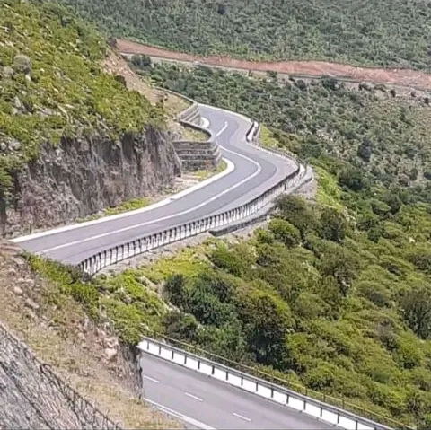 Giving credit where it is due: Usumuhle kanje umgwaqo manje ukusuka kwaKopi ubheke eTugela Ferry - akusho-ke ukuthi dilika kulentaba uhamba ngejubane lebhanoyi eNsongeni ngoba uzosipokela...