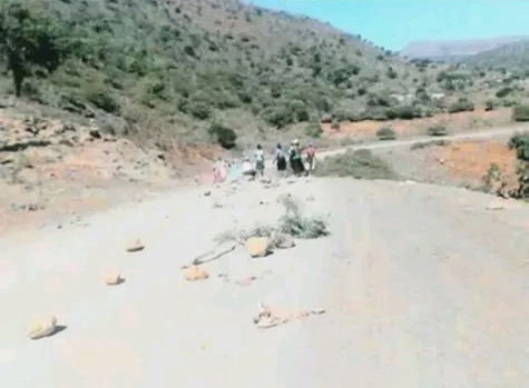 KwaTembe (u-Te - ungwaqa ophinyiselwa phansi njengo-The ka Thembi uma engena (h) phakathi nendawo, hhayi phezulu njengoTe wakwaTembe isibongo). KuseMpenjane la. UHwebede lolu, uNombheje, uPhakwe isigodi. Lana kwakubhikishelwa ukugqoza kwamanzi eMsinga. Aphi amanzi abantu wemkhovu womlungu?