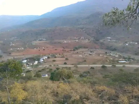 EMpenjane kwaPhakwe - Mabomvini. Nawo umfula iNadi ilokhu igwincize njalo iqonde oThukela. Dedela amanzi kuphuze imfuyo yethu wemthakathi weBhunu lepulazi esizalweni salomfula kwaMasiza