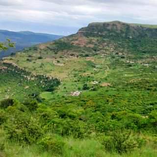 Hlomela, Phakwe - Mabomvini: Isithombe sithathwe phezu kwentaba uMbizana, eManzimhlophe