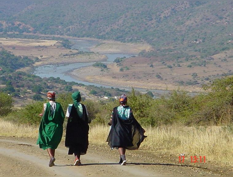 Hello nature: Now you are at Ngubevu off the village of Mbhono, looking down at Tugela River from a road downhill. What a tranquil, beautiful environment. Welcome to Mabomvini