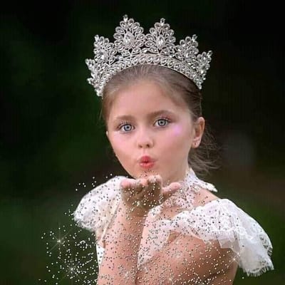 الكاتبة نجوى خالد