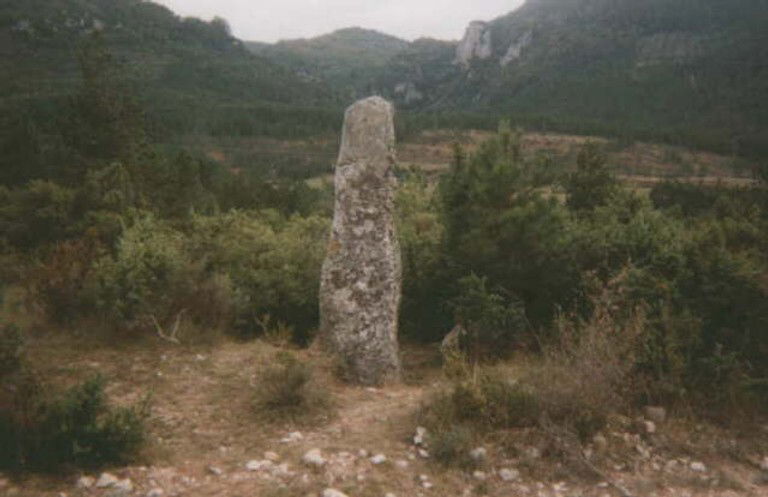 The raised stone of Pontils looks out over the King's cellars and granaries [or tunnels/galleries].