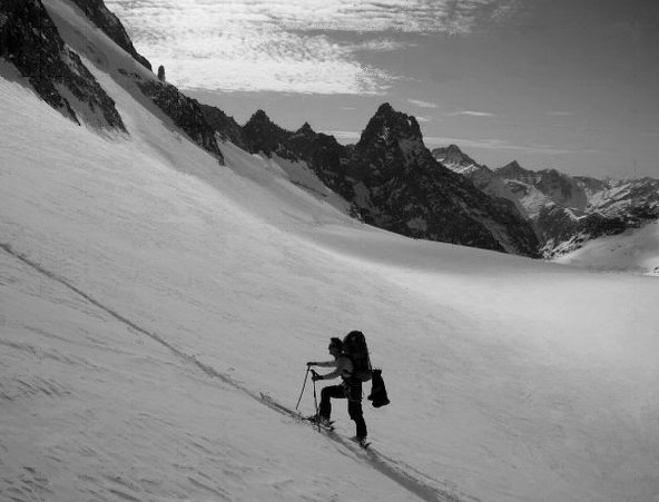 Hiking in spring around the meije