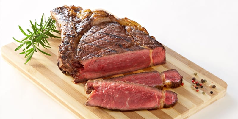 Doppelrippensteak (600 gr) von Ferme du Rochail auf dem Grill gegrillt,