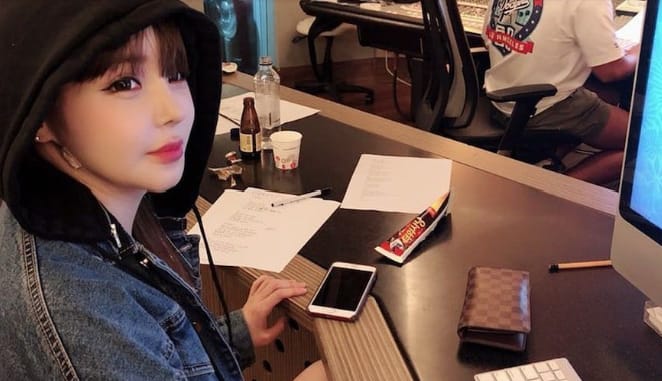 Park Bom îşi încântă fanii cu poze de la înregistrările pentru noul ei Comeback