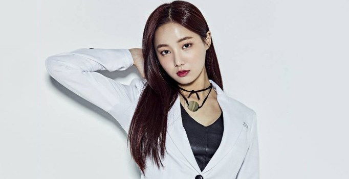 Yeonwoo din Momoland şi-a oprit momentan activitatea după moartea bunicii ei