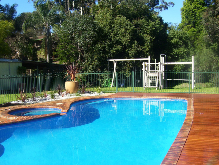 Choosing the Right Pool Builders