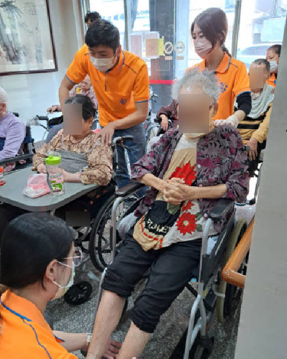 腳ㄚ家族泡腳關懷活動