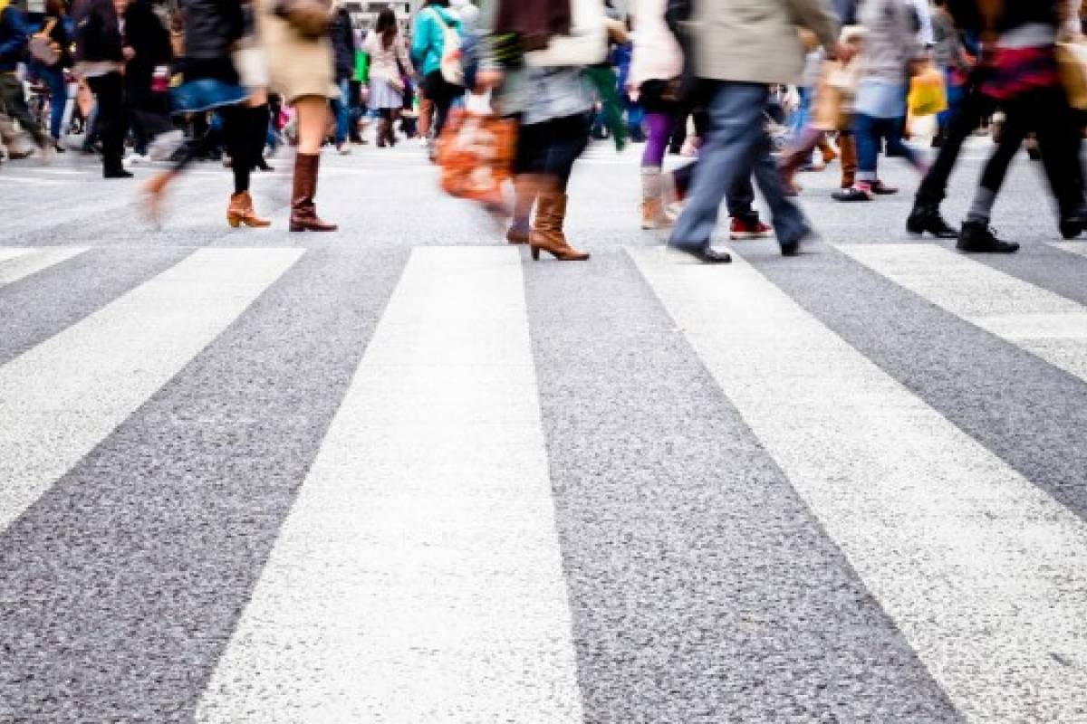 CAMINAR POR LA VÍA PÚBLICA