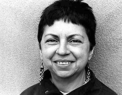 En el nombre de todas las madres  que han perdido a sus hijos en la guerra - GLORIA ANZALDÚA