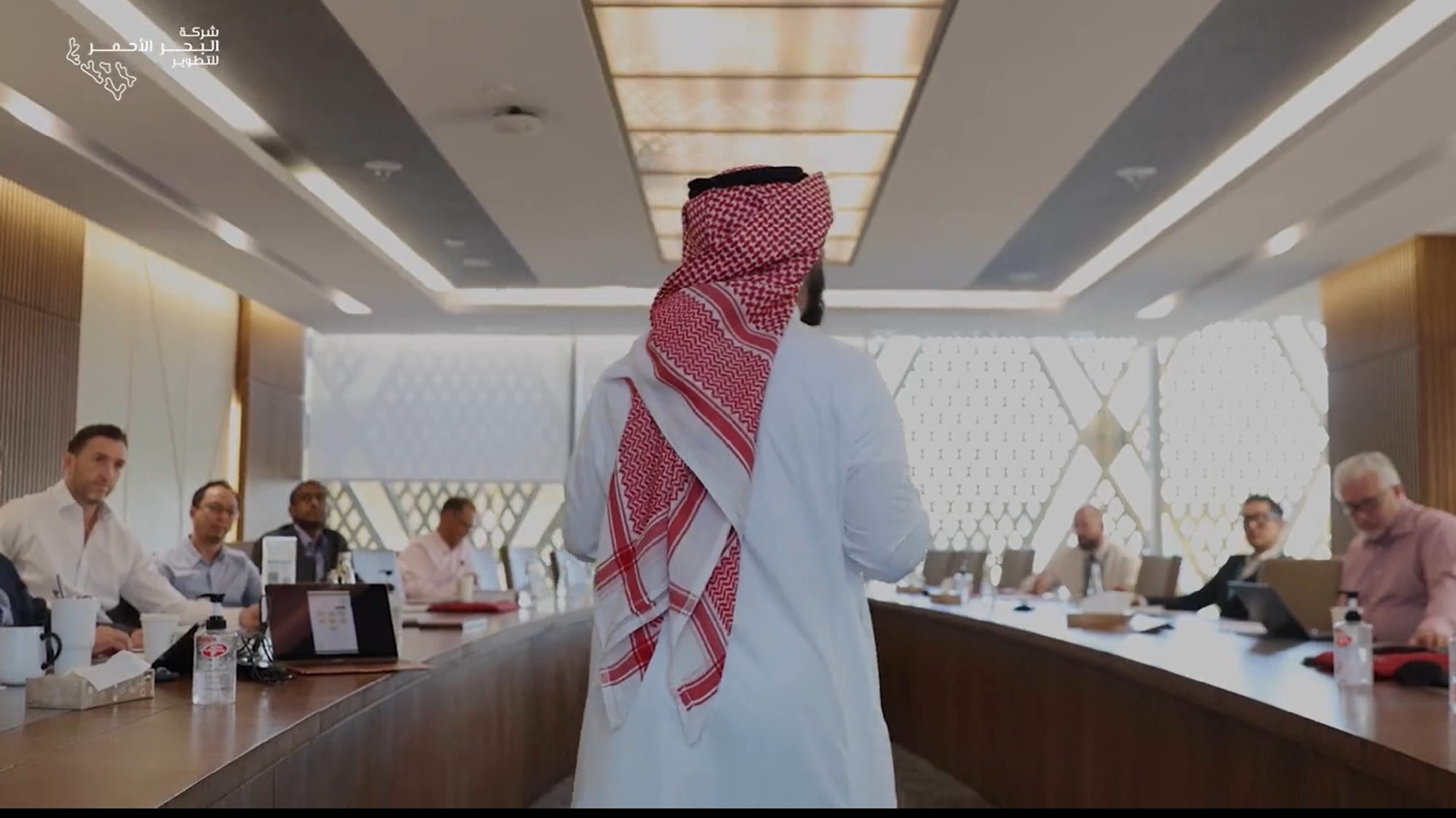 تدريب الموظفين الناطقين بغير العربية في بيئات العمل