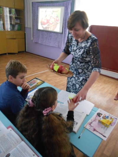 Урок літературного читання в 4 класі за твором В.Сухомлинського "Пахнуть яблука". Вчитель Врещ Т.В.