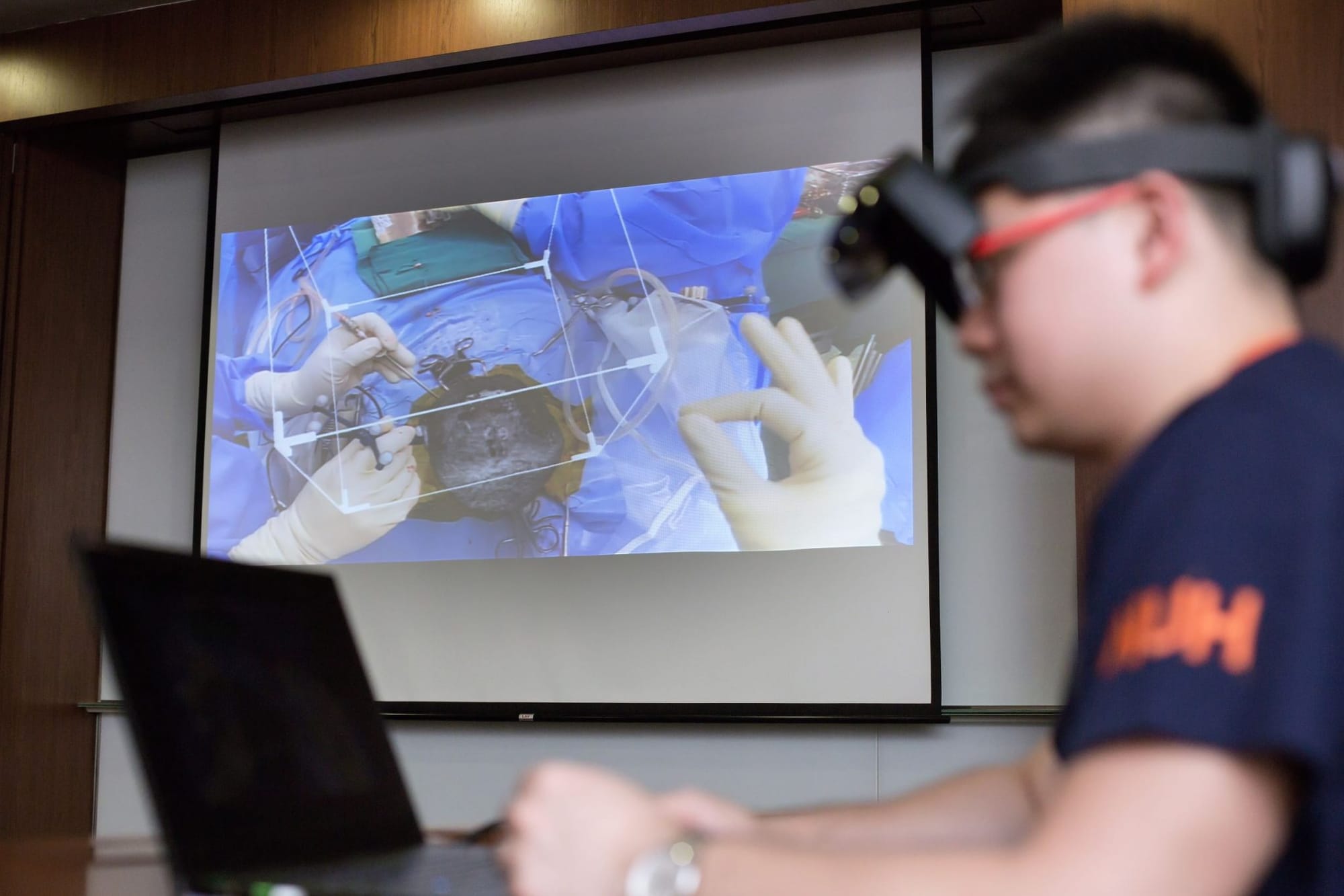 Using mixed reality and neurosurgery, brain tumors can be removed with 3D precision.