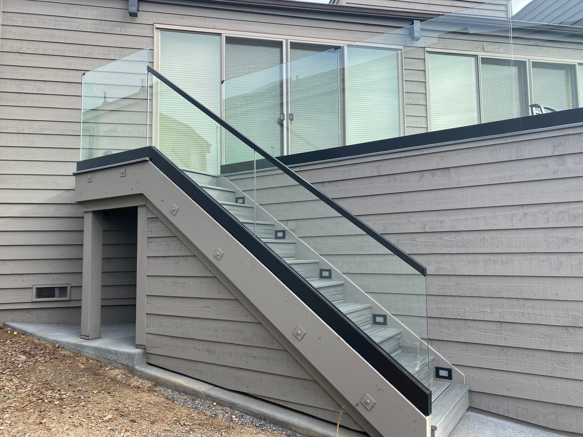 Base shoe mount. Stair rail has a top cap. Matte black base shoe finish.