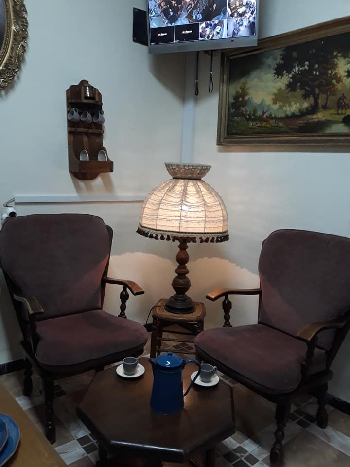 Ensemble tête à tête : table et 2 fauteuils intégrés...