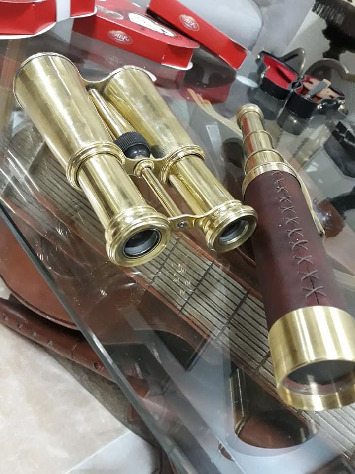 Jumelles de Théâtre ou de Terrain en Cuivre. Cette gamme étonnante de jumelles et de télescopes en cuivre antique donne une sensation nautique et vous donnera le sentiment d'être un véritable navigateur....