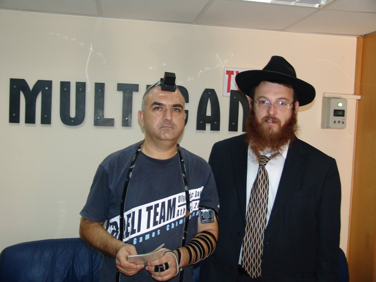 הרב שניאור הלפרין מחב"ד מקפיד לבקר ולשאול לשלום שמעון פרץ והצוותים במולטיקאם