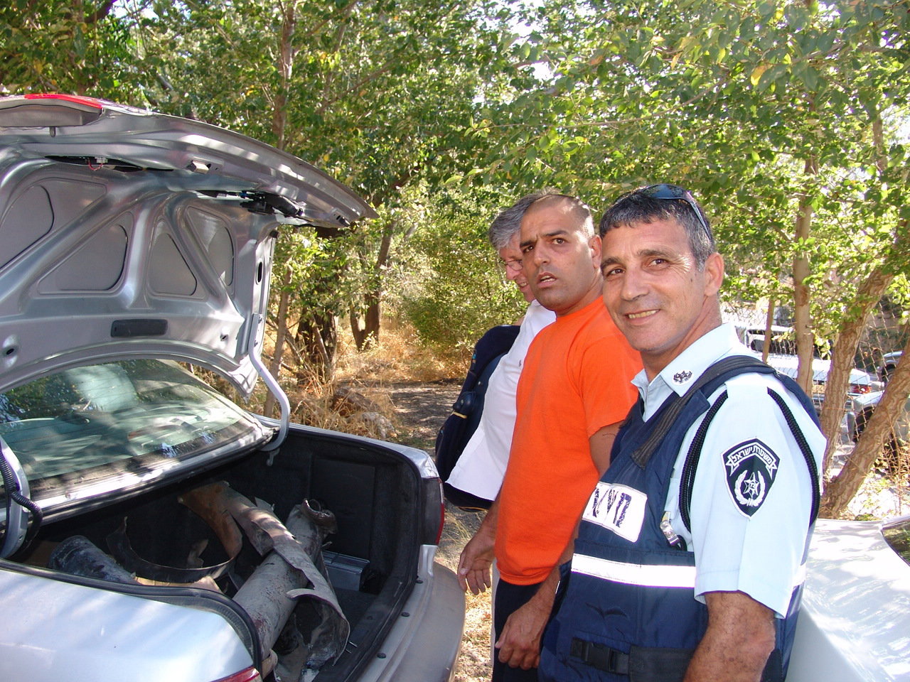 קטיושה שנחתה בחצר אולפני הטלוויזיה מולטיקאם ניתנת מתנה לכתב והמגיש דן סממה מהערוץ הראשון