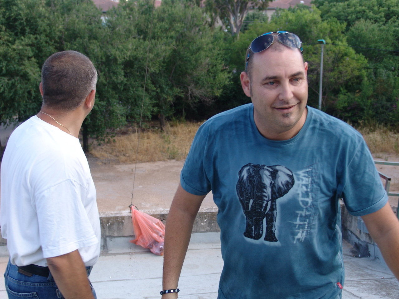 השחקן ומגיש הטלוויזיה צביקה הדר הגיע לשמח בשידור חי