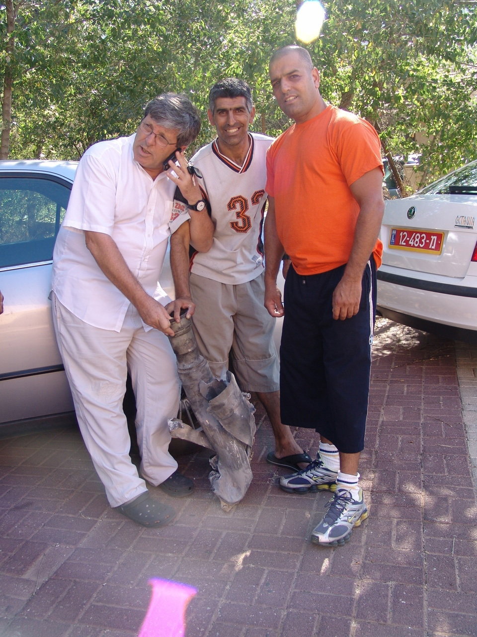 האחים יוסי וחיים ביטון מקרית שמונה עם דן סממה מעניקים לדן קטיושה, מתנדבים לעזור בכל משימה